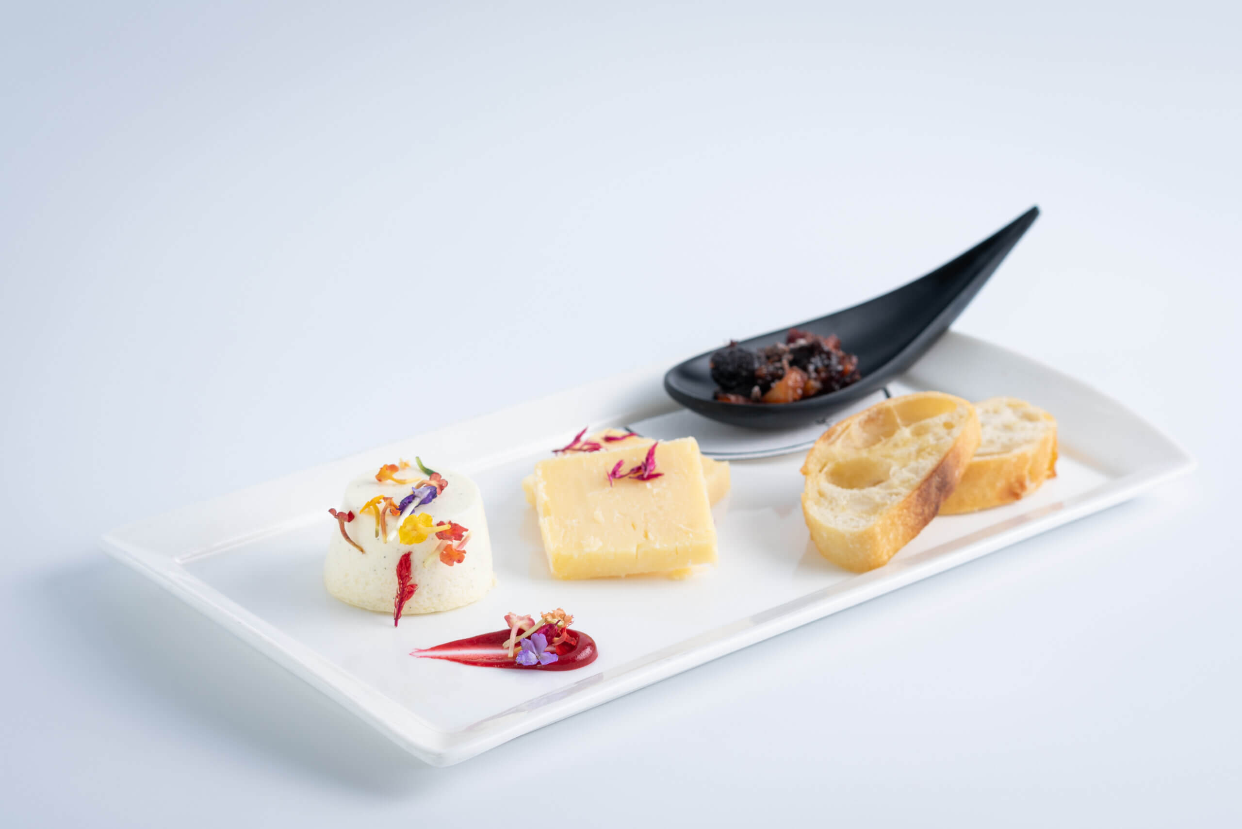 Local Fromage Blanc Cheese Cake
English tickler-aged cheddar, dried fruit chutney, cocoa nibs, toasted baguette.