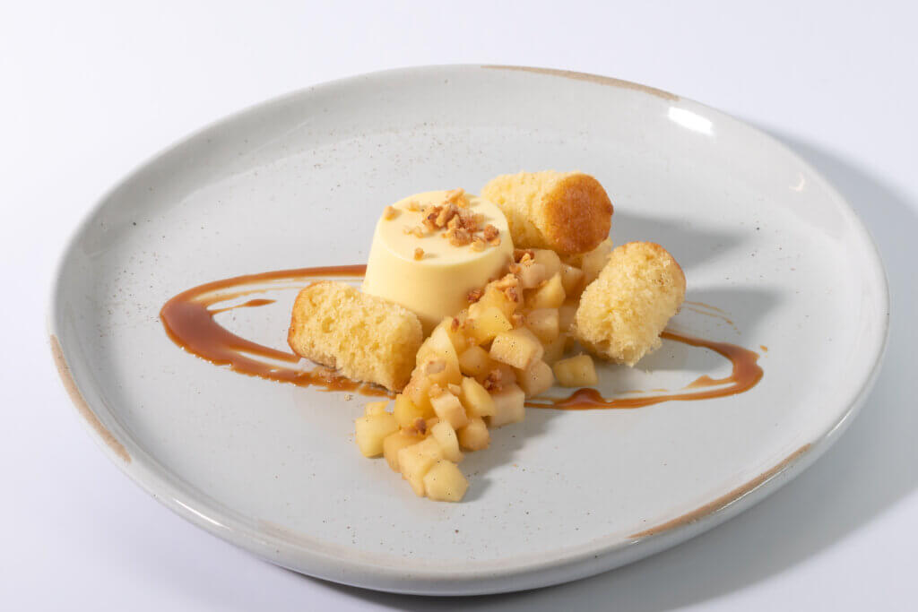 crema catalana custard
apple compote, brandy caramel, cider sorbet, brown butter sponge, caramelized hazelnuts, cuisine